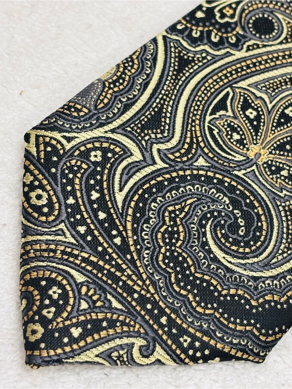 Brand New Stylish Tie By Saddlebred - 3 Inches Wide